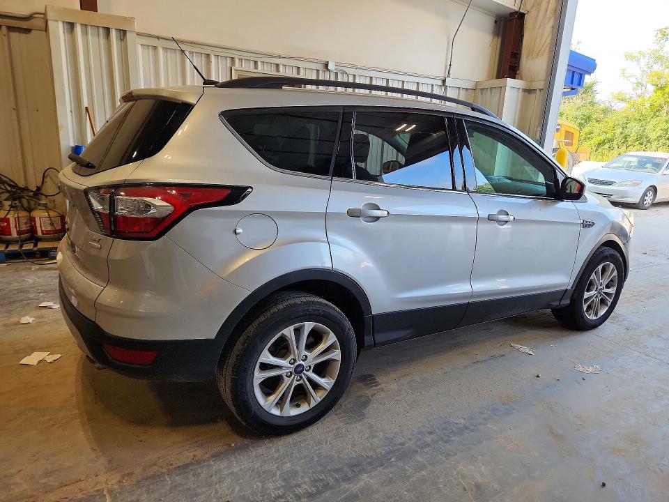Foto 3 de la subasta – 2017 FORD ESCAPE con VIN 1FMCU0GD1HUC61552