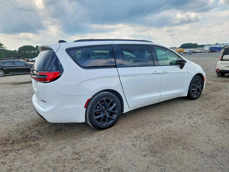 Photo 3 from auction – 2025 CHRYSLER PACIFICA with VIN 2C4RC1GG7SR570125