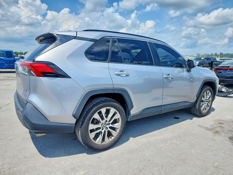 Снимка 3 от търг – 2021 TOYOTA RAV4 с VIN 2T3C1RFV8MC121184