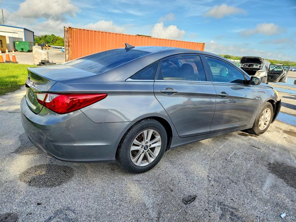 Photo 3 from auction – 2011 HYUNDAI SONATA with VIN 5NPEB4AC5BH290824