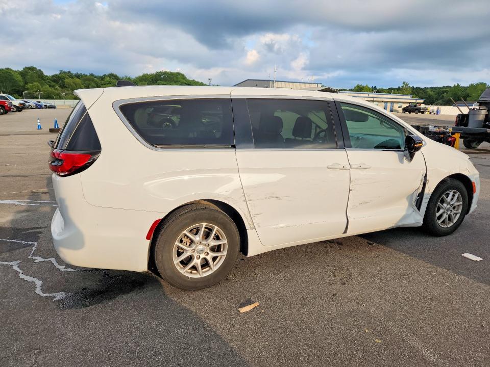 Photo 3 from auction – 2024 CHRYSLER PACIFICA with VIN 2C4RC1BG7RR149684