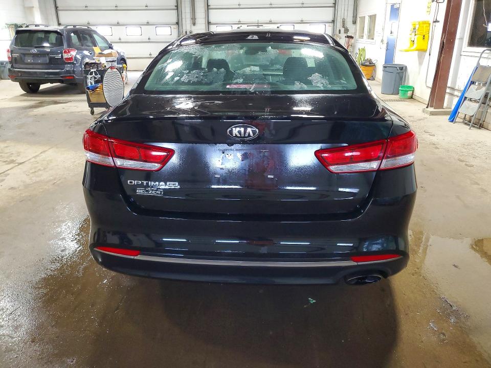 Photo 6 from auction – 2017 KIA OPTIMA with VIN 5XXGT4L30HG155807
