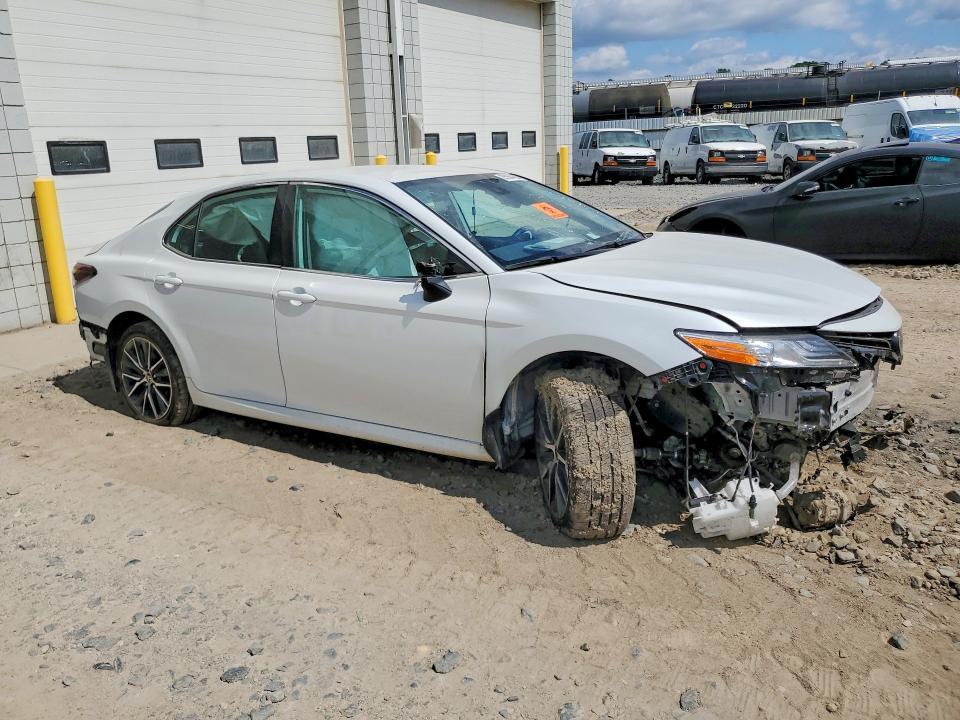 Photo 4 from auction – 2022 TOYOTA CAMRY with VIN 4T1F11AK4NU700192
