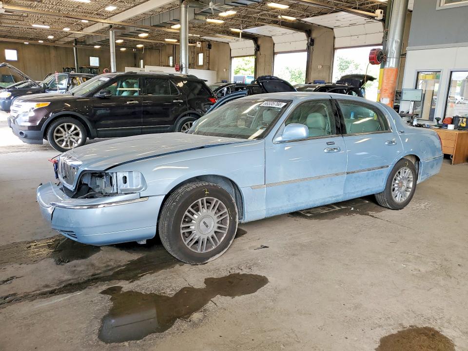 LINCOLN TOWN CAR 2009 with VIN 2LNHM82VX9X633629 - Photo from auction