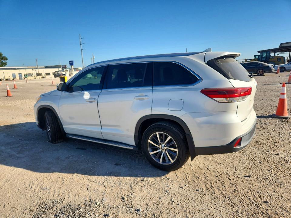 Photo 2 from auction – 2017 TOYOTA HIGHLANDER with VIN 5TDKZRFH1HS515002