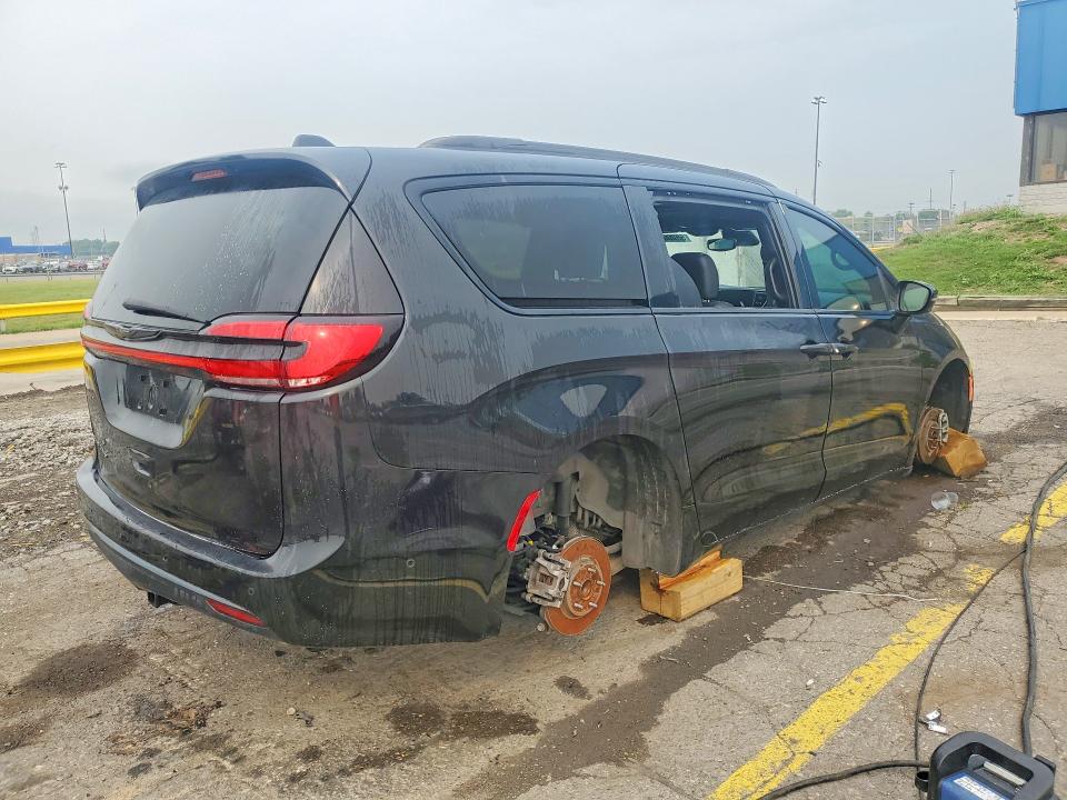 Photo 3 from auction – 2021 CHRYSLER PACIFICA with VIN 2C4RC1BGXMR560957