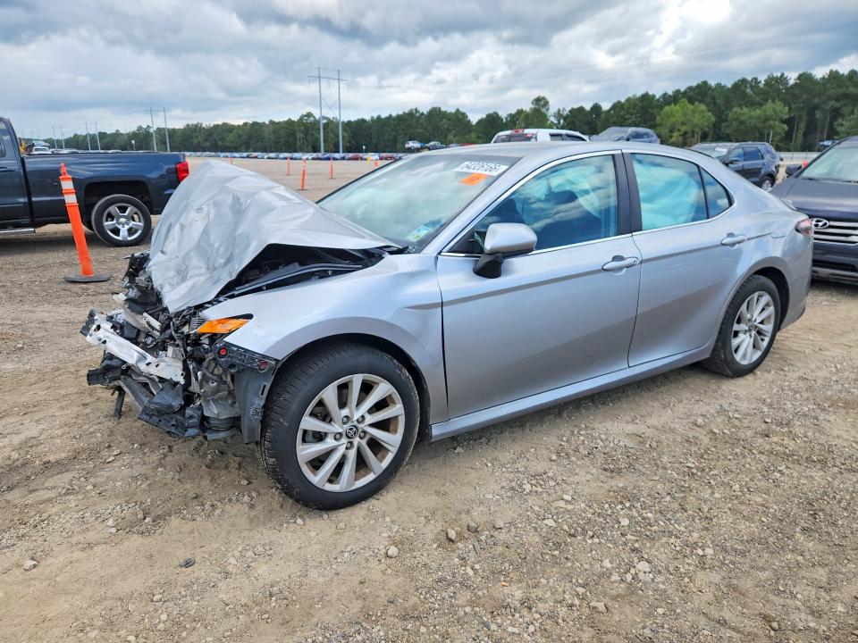 TOYOTA CAMRY 2022 with VIN 4T1C11AK7NU628889 - Photo from auction