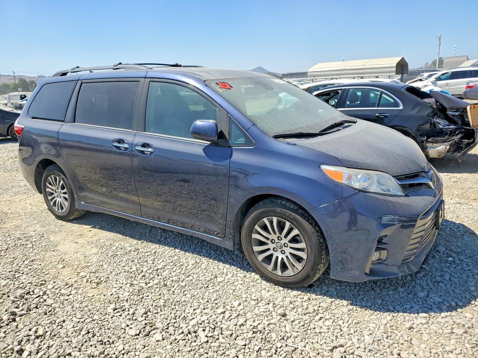 Фото 4 с аукциона – 2018 TOYOTA SIENNA с VIN 5TDYZ3DC8JS928331
