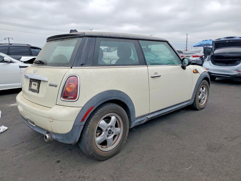 Photo 3 from auction – 2004 MINI COOPER with VIN WMWMF33577TT50627