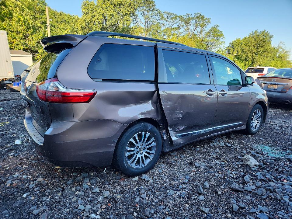 Photo 3 from auction – 2018 TOYOTA SIENNA with VIN 5TDYZ3DC5JS942557