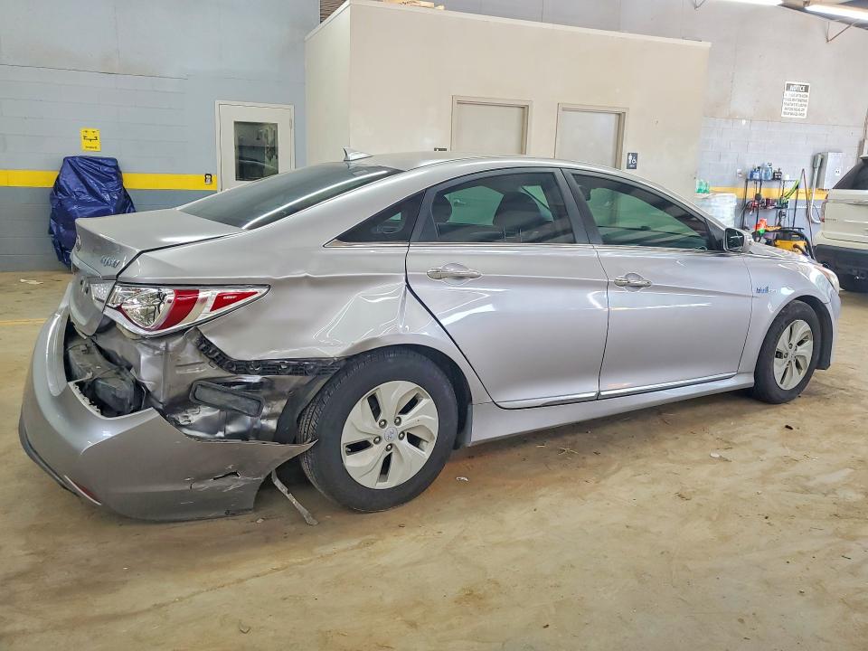 Photo 3 from auction – 2013 HYUNDAI SONATA with VIN KMHEC4A44DA088679