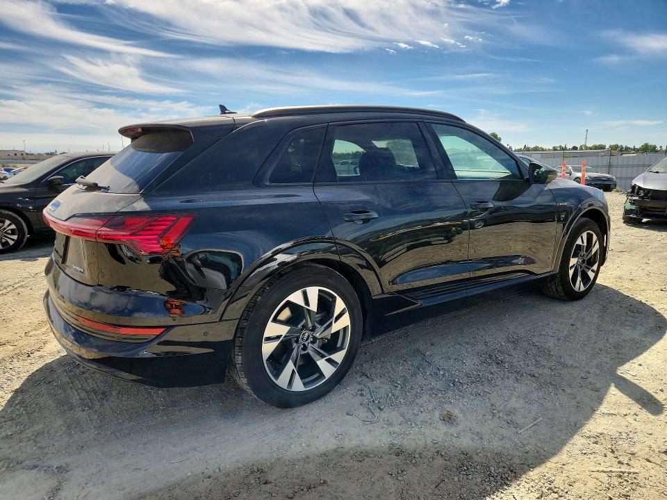 Фото 3 с аукциона – 2022 AUDI E-TRON с VIN WA1AAAGE5NB010649