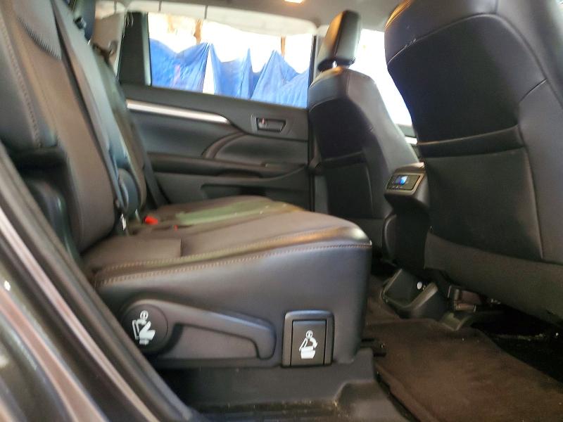 Photo 11 from auction – 2016 TOYOTA HIGHLANDER with VIN 5TDBKRFHXGS293840