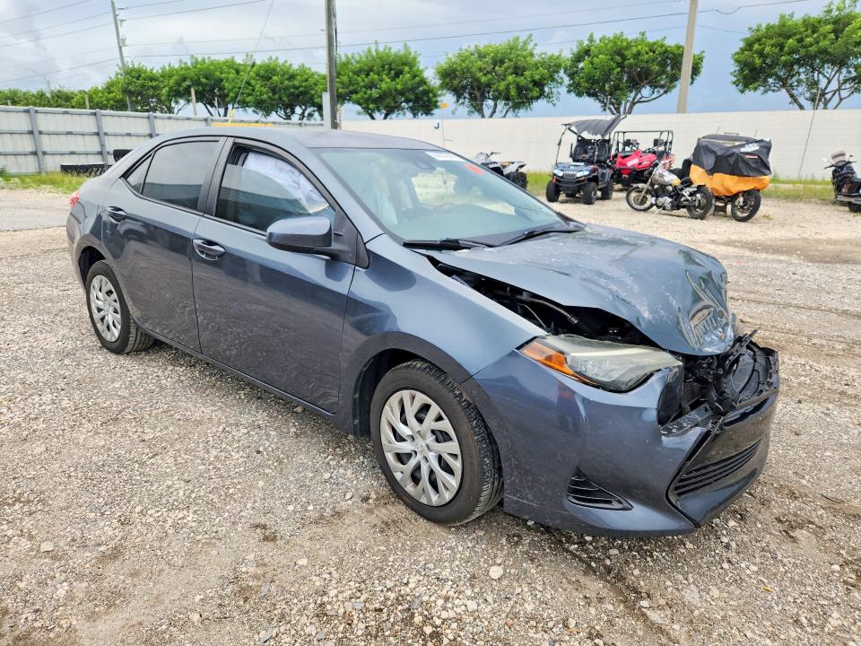 Снимка 4 от търг – 2018 TOYOTA COROLLA с VIN 5YFBURHE4JP829906