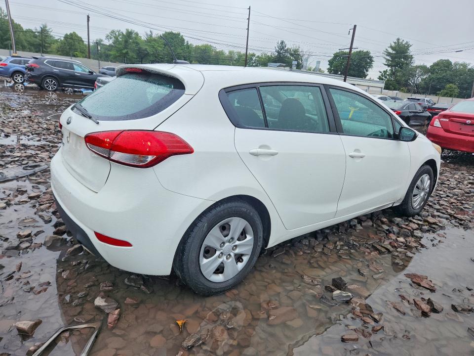 Photo 3 from auction – 2017 KIA FORTE5 with VIN KNAFK5A82H5727139
