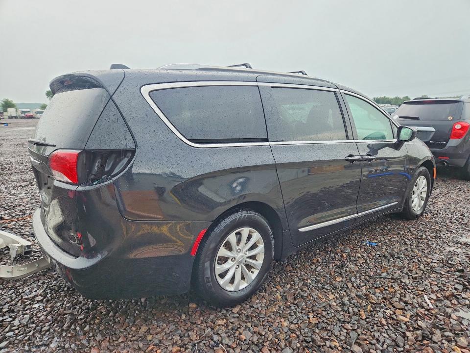 Photo 3 from auction – 2019 CHRYSLER PACIFICA with VIN 2C4RC1BGXKR732370
