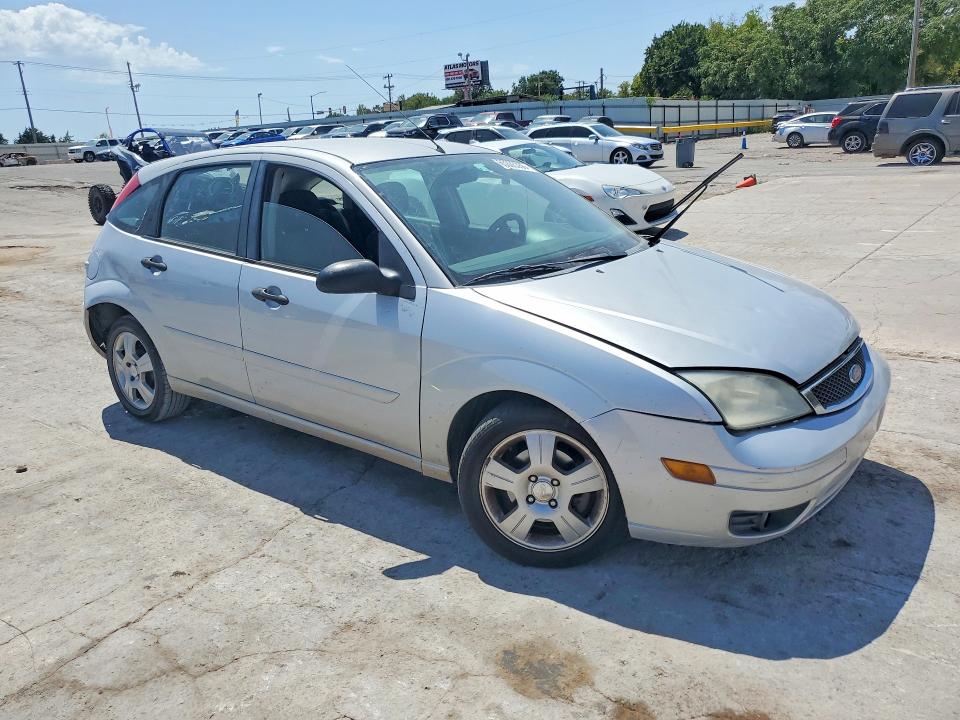 Photo 4 from auction – 2005 FORD FOCUS with VIN 3FAFP37N75R141878