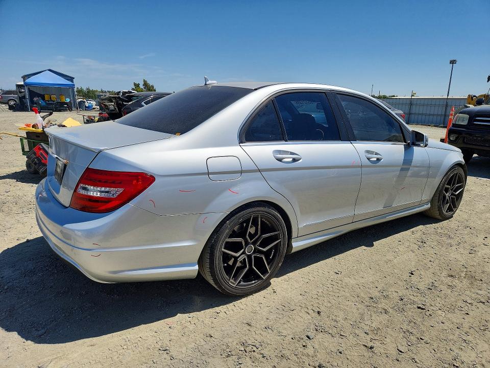 Photo 3 from auction – 2014 MERCEDES-BENZ C with VIN WDDGF4HB0ER305520