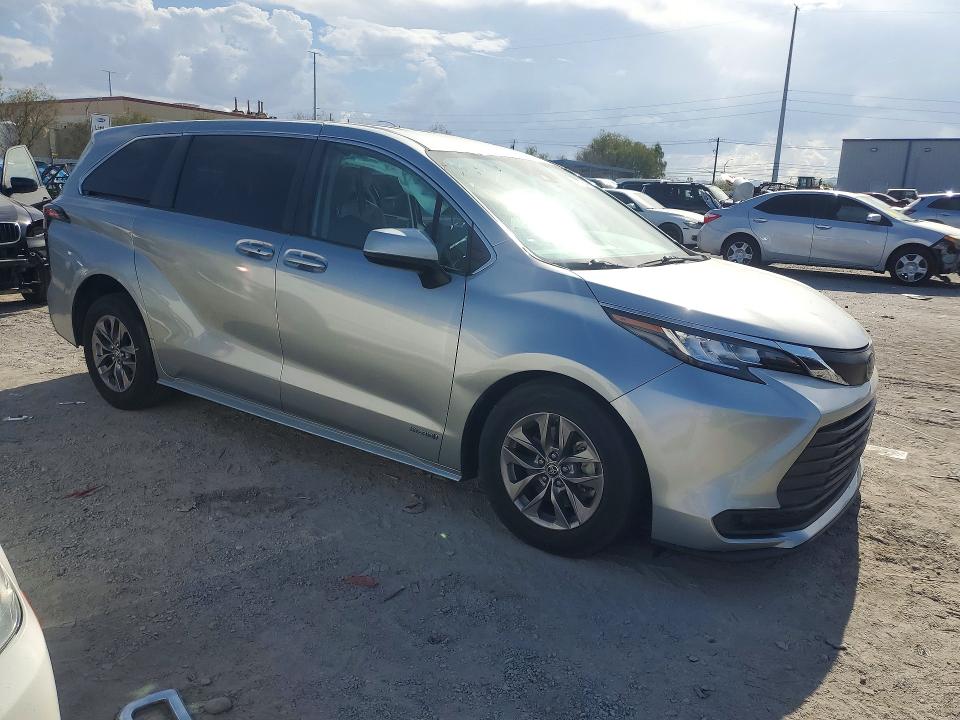 Photo 4 from auction – 2021 TOYOTA SIENNA with VIN 5TDKRKECXMS046323