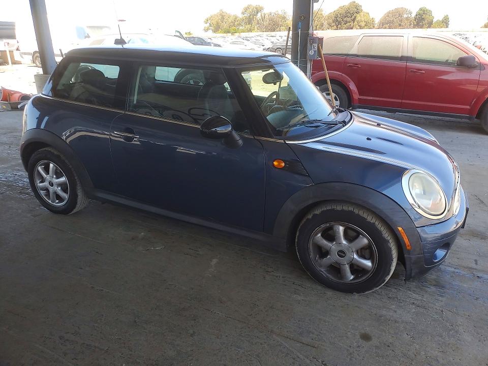 Photo 4 from auction – 2010 MINI COOPER with VIN WMWMF3C51ATZ66394