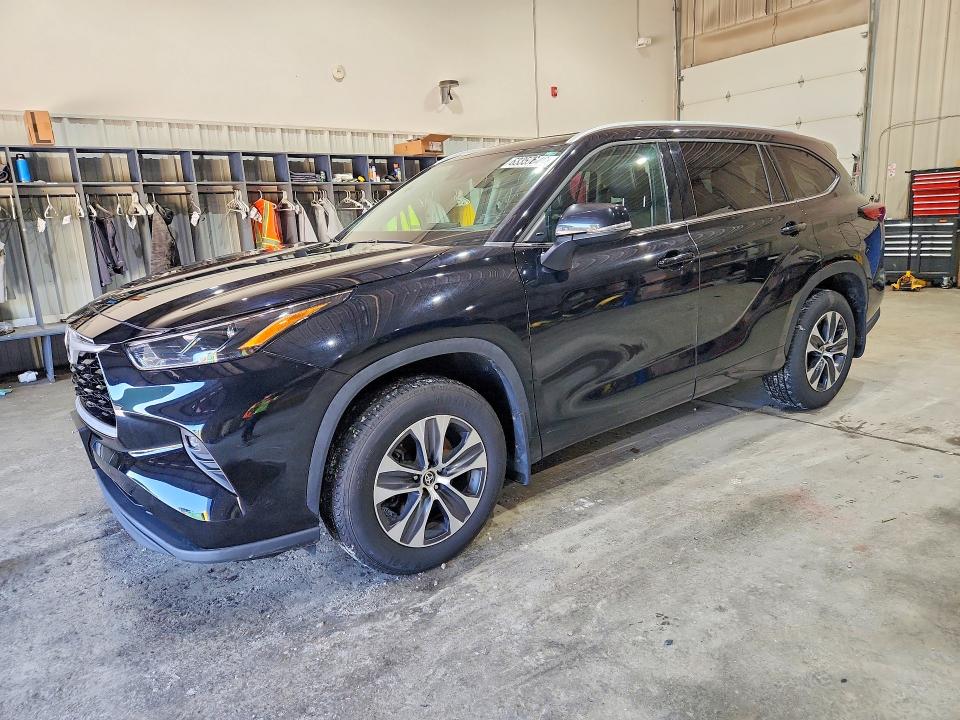 TOYOTA HIGHLANDER 2022 with VIN 5TDGZRBH4NS573421 - Photo from auction