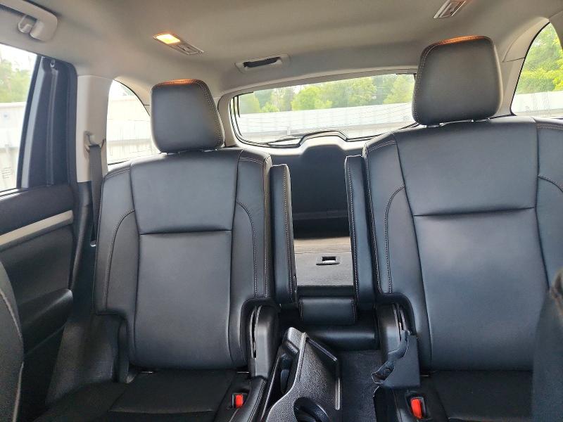 Снимка 10 от търг – 2018 TOYOTA HIGHLANDER с VIN 5TDKZRFH3JS548119