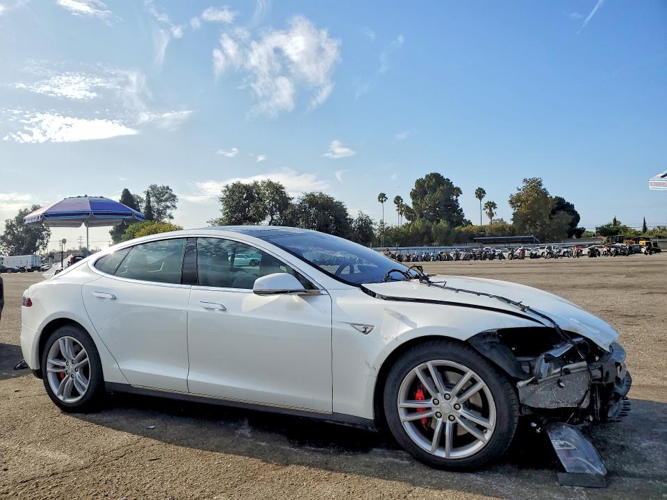 Photo 4 from auction – 2015 TESLA MODEL S with VIN 5YJSA1V43FF100935