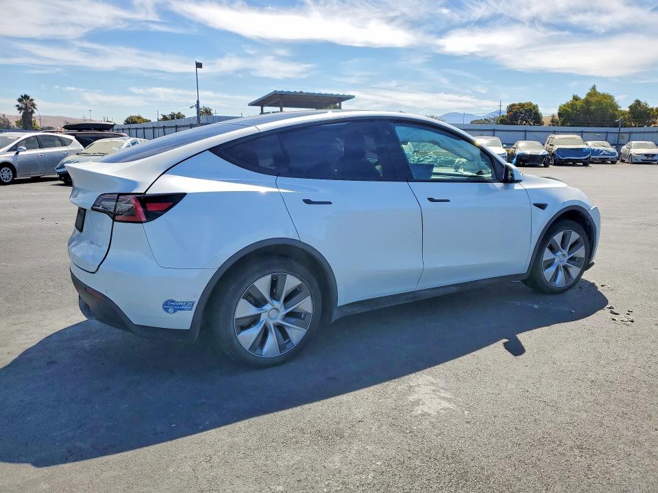 Photo 3 from auction – 2020 TESLA MODEL Y with VIN 5YJYGDEE2LF057574
