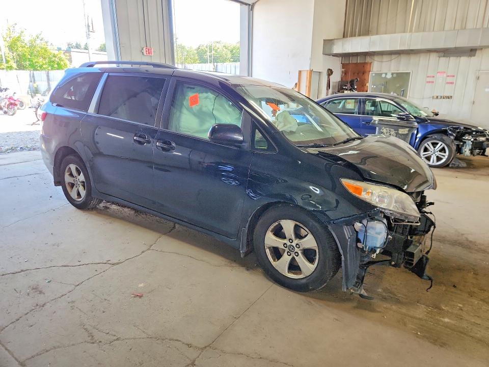 Photo 4 from auction – 2018 TOYOTA SIENNA with VIN 5TDKZ3DC0JS962060