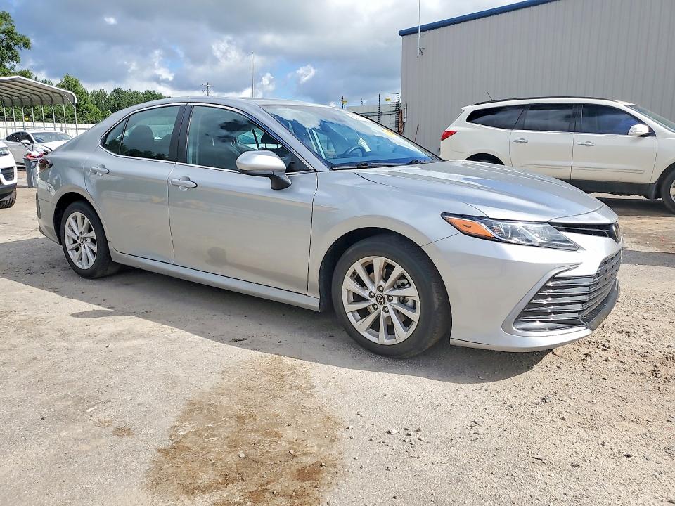 Photo 4 from auction – 2022 TOYOTA CAMRY with VIN 4T1C11AK3NU694422