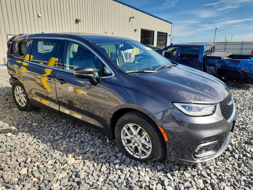 Photo 4 from auction – 2023 CHRYSLER PACIFICA with VIN 2C4RC1BG9PR517554