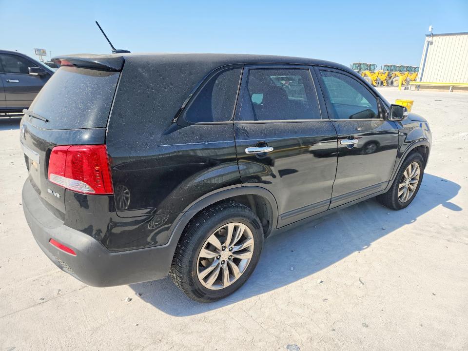 Photo 3 from auction – 2011 KIA SORENTO with VIN 5XYKU4A25BG021234