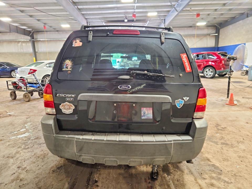 Photo 6 from auction – 2005 FORD ESCAPE with VIN 1FMYU93115KB75641