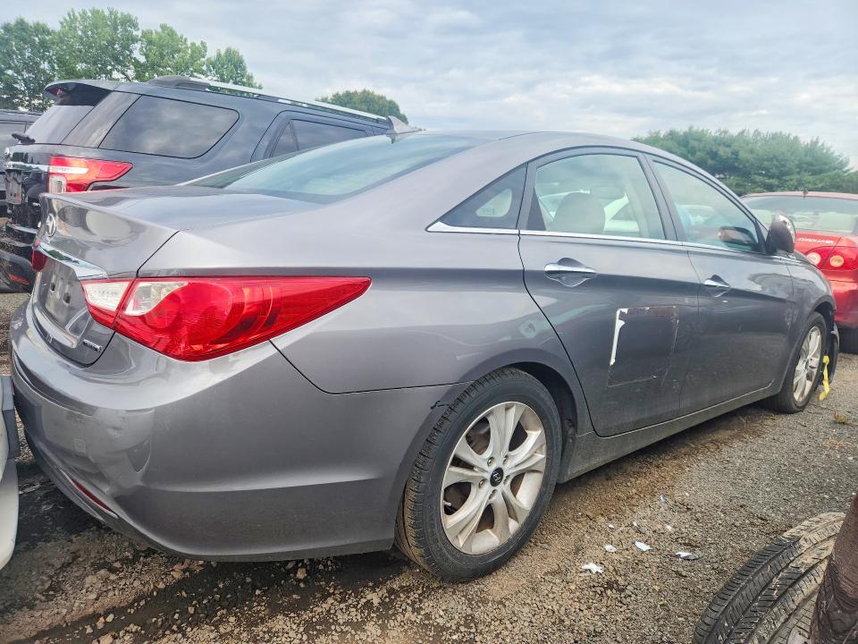 Фото 3 с аукциона – 2011 HYUNDAI SONATA с VIN 5NPEC4AC9BH156914