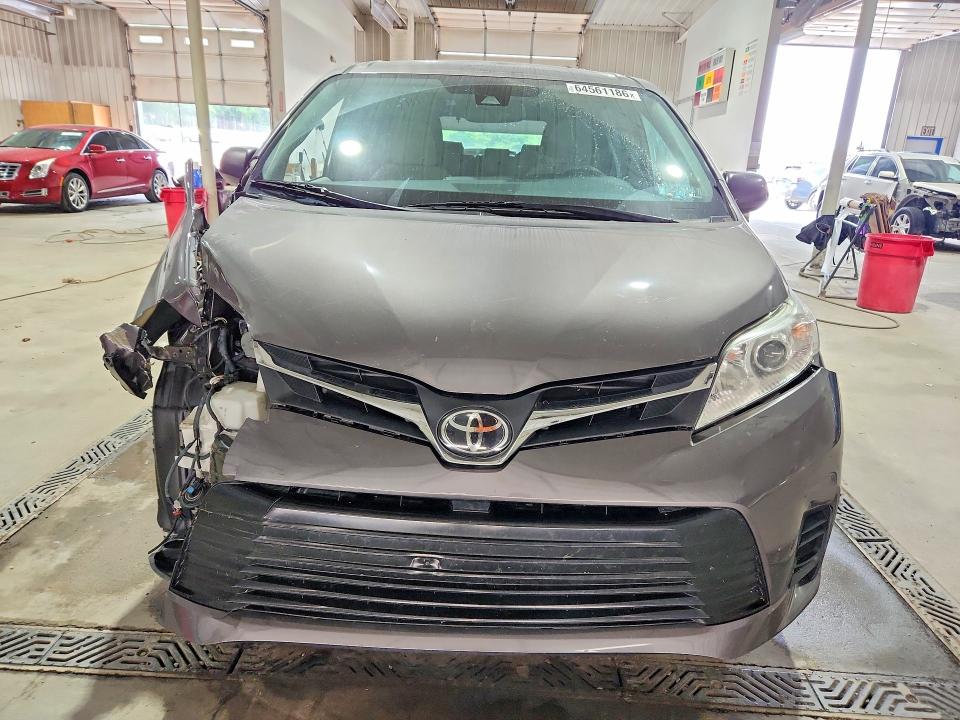Photo 5 from auction – 2018 TOYOTA SIENNA with VIN 5TDKZ3DCXJS928532