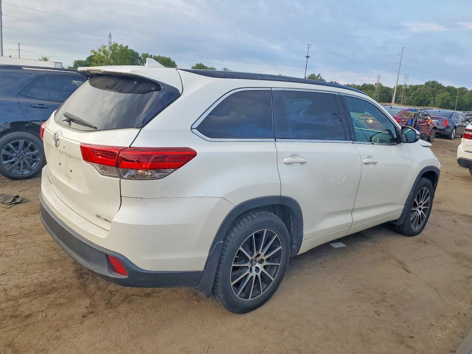 Photo 3 from auction – 2018 TOYOTA HIGHLANDER with VIN 5TDJZRFHXJS851801