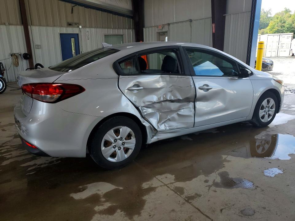Снимка 3 от търг – 2017 KIA FORTE с VIN 3KPFL4A7XHE063839