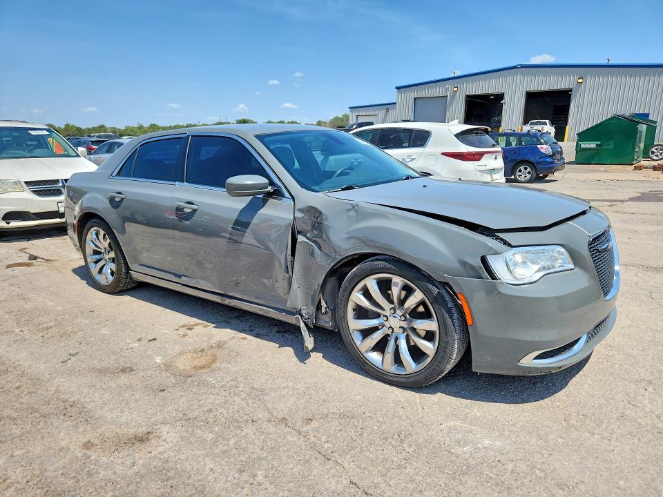 Photo 4 from auction – 2017 CHRYSLER 300 with VIN 2C3CCAAGXHH612630