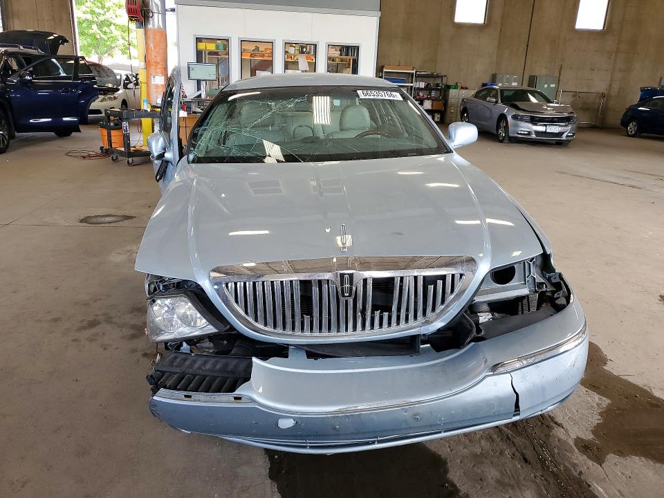 Photo 5 from auction – 2009 LINCOLN TOWN CAR with VIN 2LNHM82VX9X633629