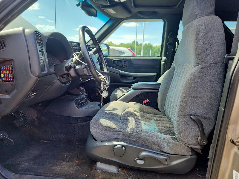 Photo 7 from auction – 2000 CHEVROLET BLAZER with VIN 1GNCT18W9YK114461