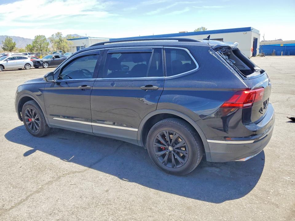 Снимка 2 от търг – 2018 VOLKSWAGEN TIGUAN с VIN 3VV3B7AX4JM173984