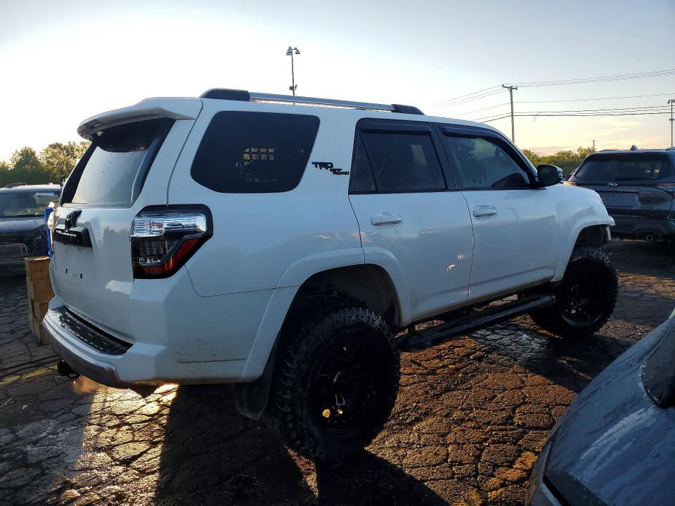 Снимка 3 от търг – 2018 TOYOTA 4RUNNER с VIN JTEBU5JR8J5543684