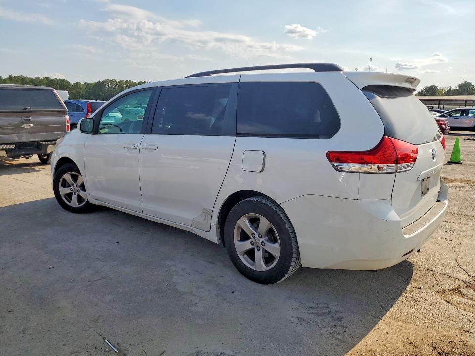 Photo 2 from auction – 2014 TOYOTA SIENNA with VIN 5TDKK3DC8ES405942