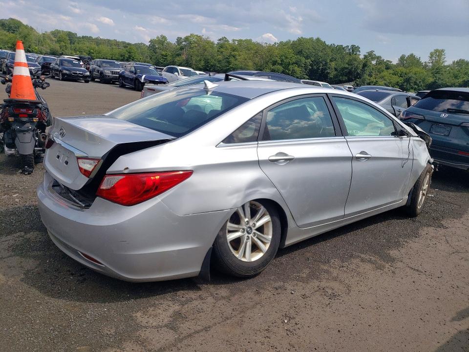 Photo 3 from auction – 2011 HYUNDAI SONATA with VIN 5NPEB4AC8BH269983