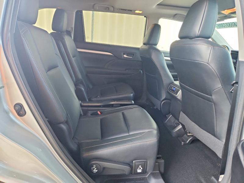 Снимка 11 от търг – 2018 TOYOTA HIGHLANDER с VIN 5TDKZRFH3JS548119