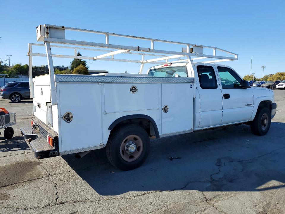 Photo 3 from auction – 2003 CHEVROLET SILVERADO with VIN 1GBHC29U33E307511