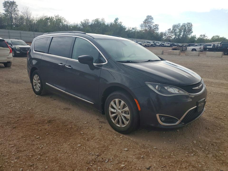 Photo 4 from auction – 2017 CHRYSLER PACIFICA with VIN 2C4RC1BG4HR543867