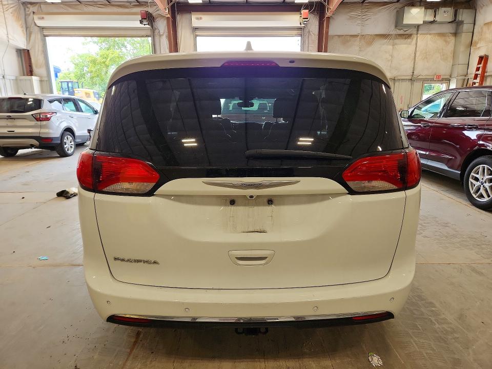 Photo 6 from auction – 2017 CHRYSLER PACIFICA with VIN 2C4RC1EGXHR565187
