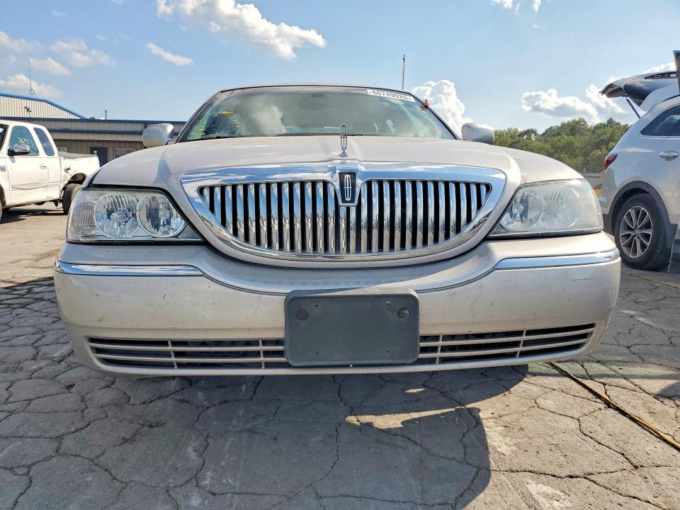 Снимка 5 от търг – 2011 LINCOLN TOWN CAR с VIN 2LNBL8CV9BX759123