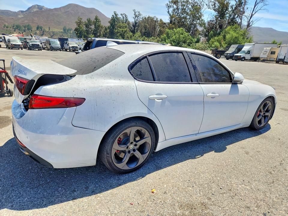 Photo 3 from auction – 2017 ALFA ROMEO GIULIA with VIN ZARFAEBN6H7549224
